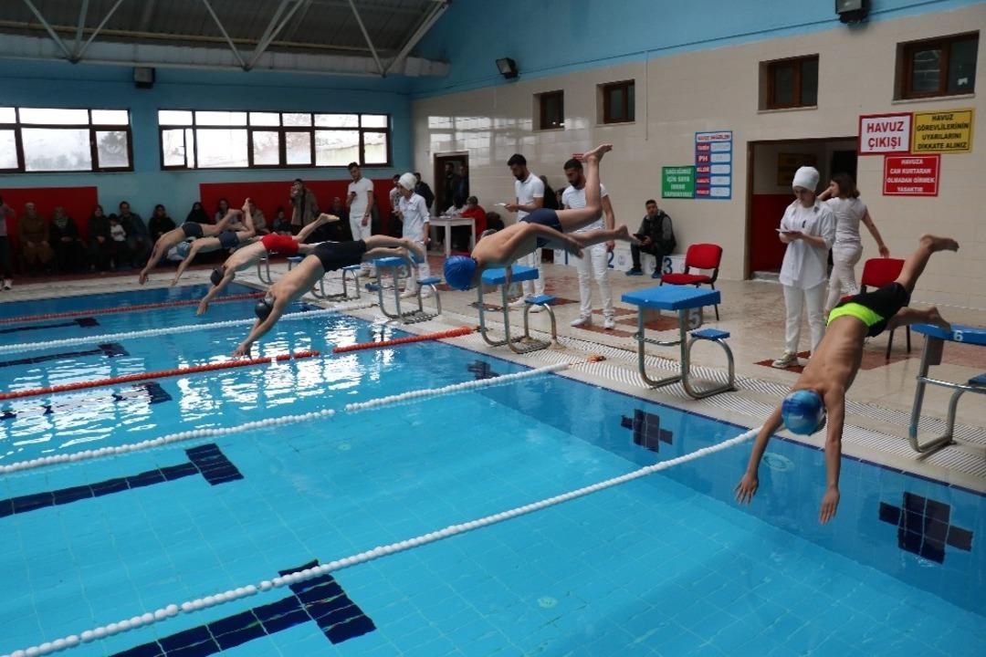 Ağrı&rsquo;da y&uuml;zme m&uuml;sabakaları yapıldı
