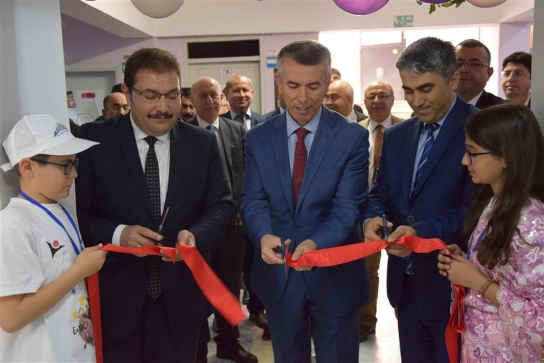 Edremit&rsquo;te T&Uuml;BİTAK 4006 Bilim Fuarları başladı