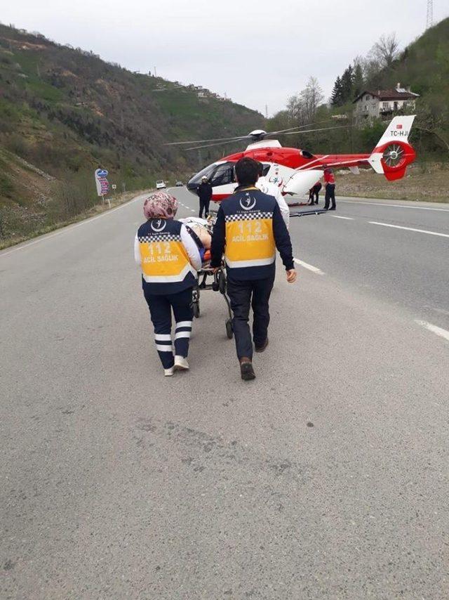 Ambulans helikopter trafik kazası sonrası yaralıyı karayoluna inerek aldı