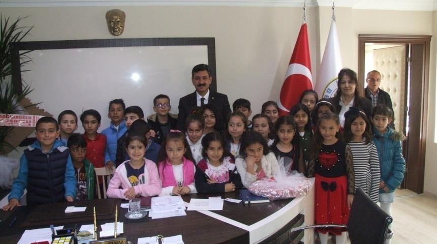&Ouml;ğrenciler, belediye başkanı se&ccedil;ilen &ouml;ğretmenlerini ziyaret etti