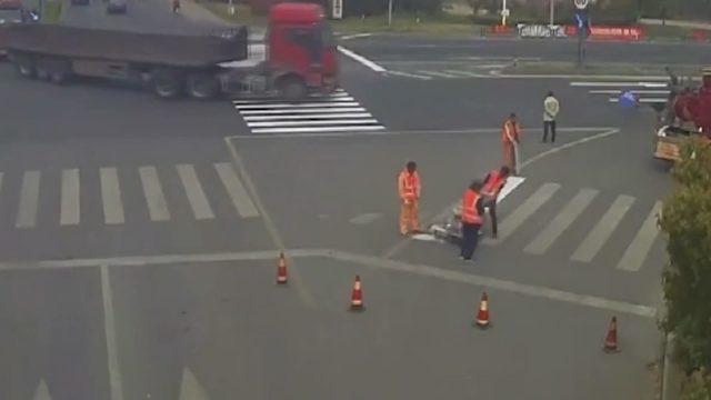 Çin'de TIR'dan kopan çift tekerlek işçinin üzerinden geçti