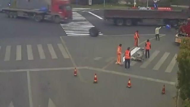 Çin'de TIR'dan kopan çift tekerlek işçinin üzerinden geçti