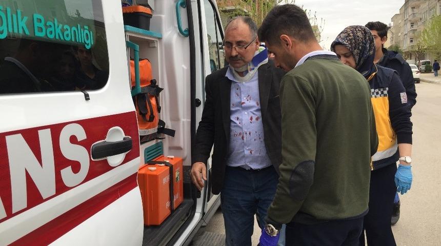 Okul servisi ile otomobil &ccedil;arpıştı