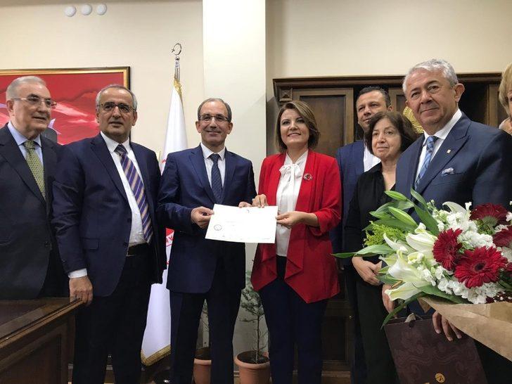 İzmit Belediye Başkanı Hürriyet, mazbatasını aldı G2