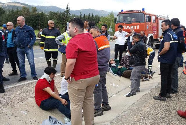 Mersin'de tarım işçilerini taşıyan midibüs devrildi: 11 yaralı