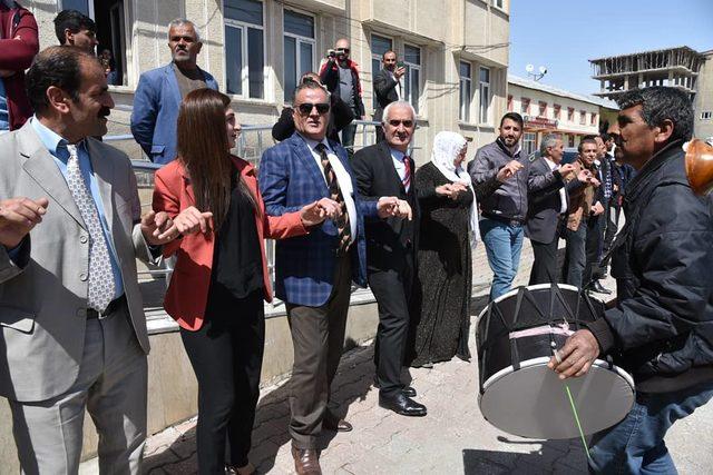 Yüksekova'da HDP'li Remziye Yaşar göreve başladı