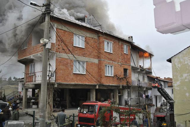 Bursa'da 3 katlı binada yangın