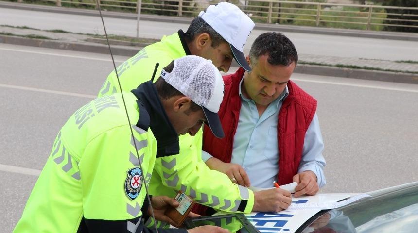 Emniyet kemeri takmayan s&uuml;r&uuml;c&uuml;lere ceza yağdı