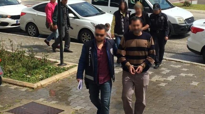 &Ccedil;eşme&rsquo;de &ccedil;ocuk parkındaki demir aksamları &ccedil;almaya kalktılar