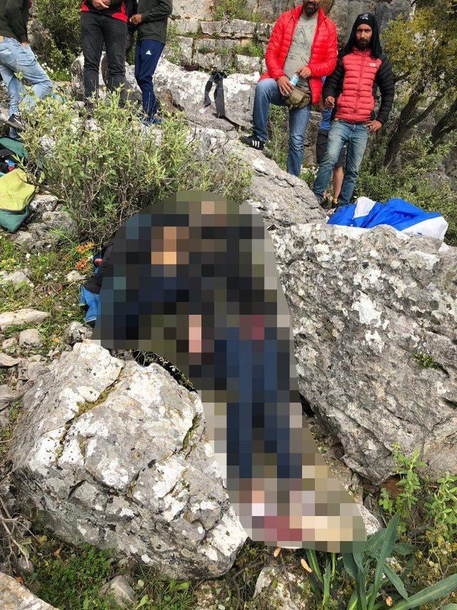 Kayalıklara düşen paraşüt pilotu ve yabancı yolcu öldü