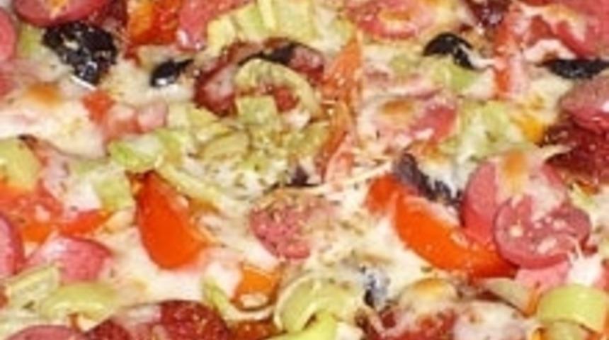 Domatesli ve Mısırlı Pizza