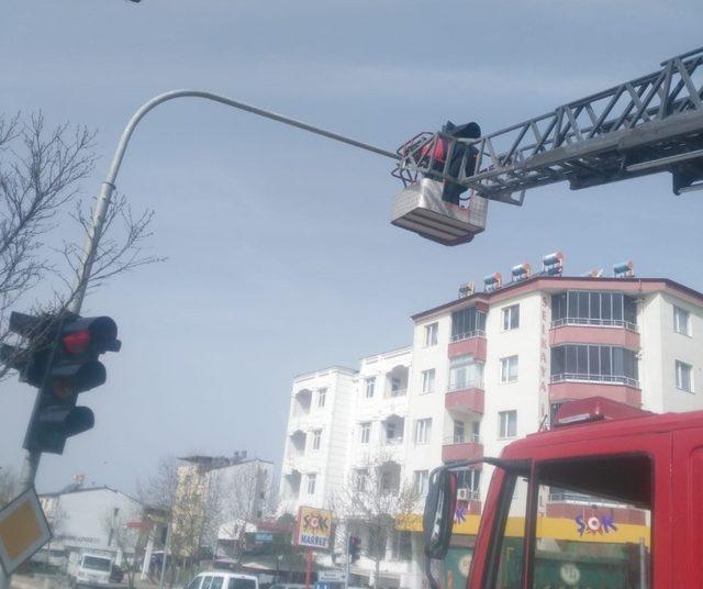 Fırtına çatıları uçurdu, direkleri devirdi