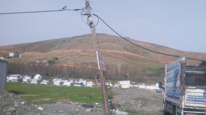 Fırtına &ccedil;atıları u&ccedil;urdu, direkleri devirdi