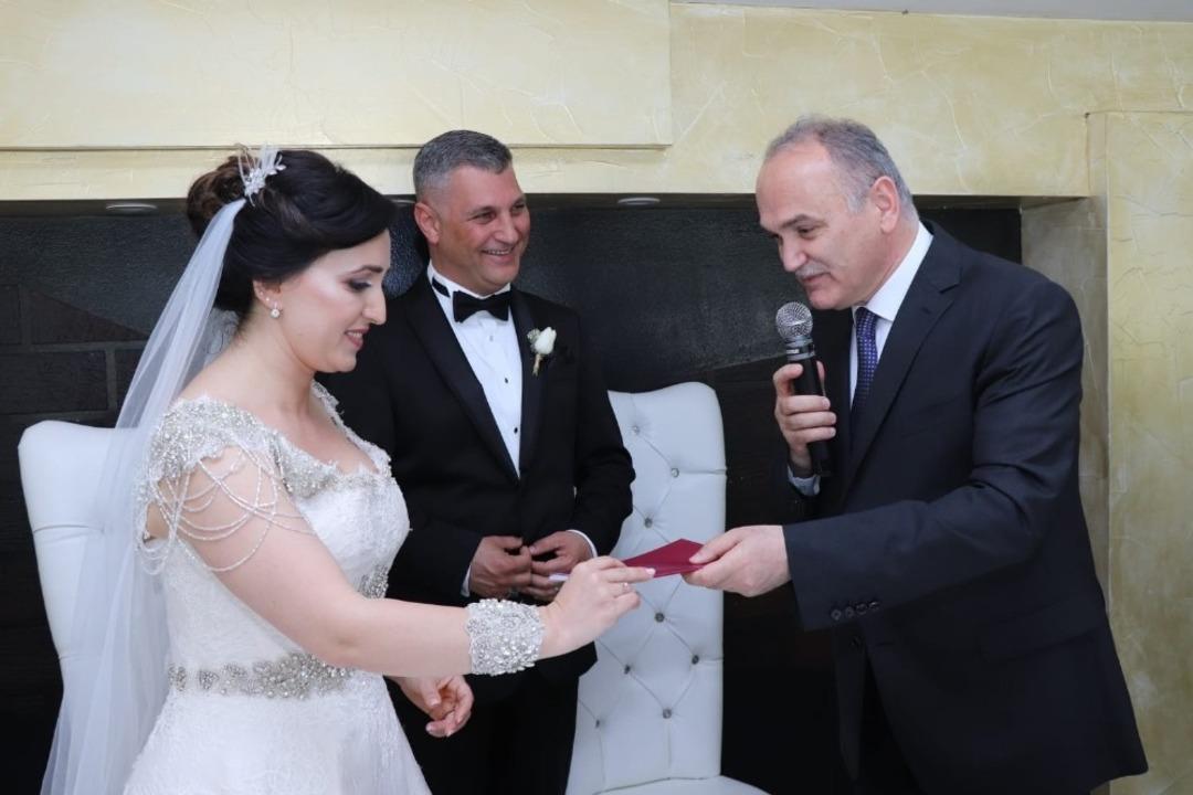 Başkan &Ouml;zl&uuml; mutluluklara ortak oldu