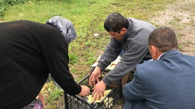 Başkan Türkyılmaz vatandaşlara civciv dağıttı