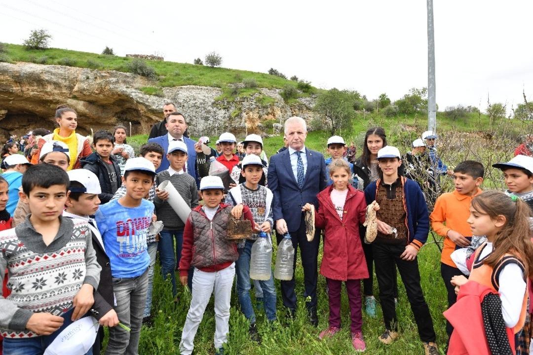 Vali G&uuml;l antik kentte &ccedil;&ouml;p topladı