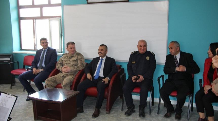 Kaymakam Kend&uuml;zler&rsquo;den okula ziyaret