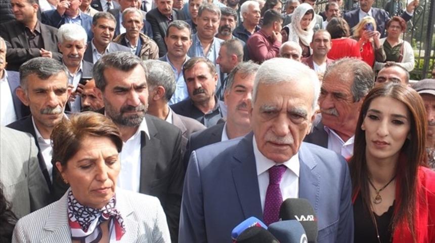 Ahmet T&uuml;rk&rsquo;ten ilk icraat, belediyede izinler kaldırıldı