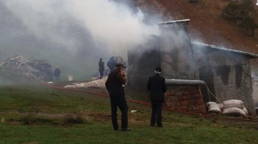 Samanlıkta &ccedil;ıkan yangın eve sı&ccedil;radı