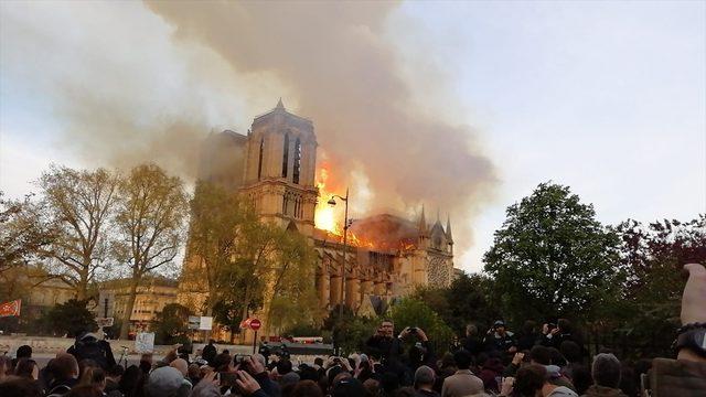 Paris'in simgelerinden Notre Dame Katedrali'nde yangın