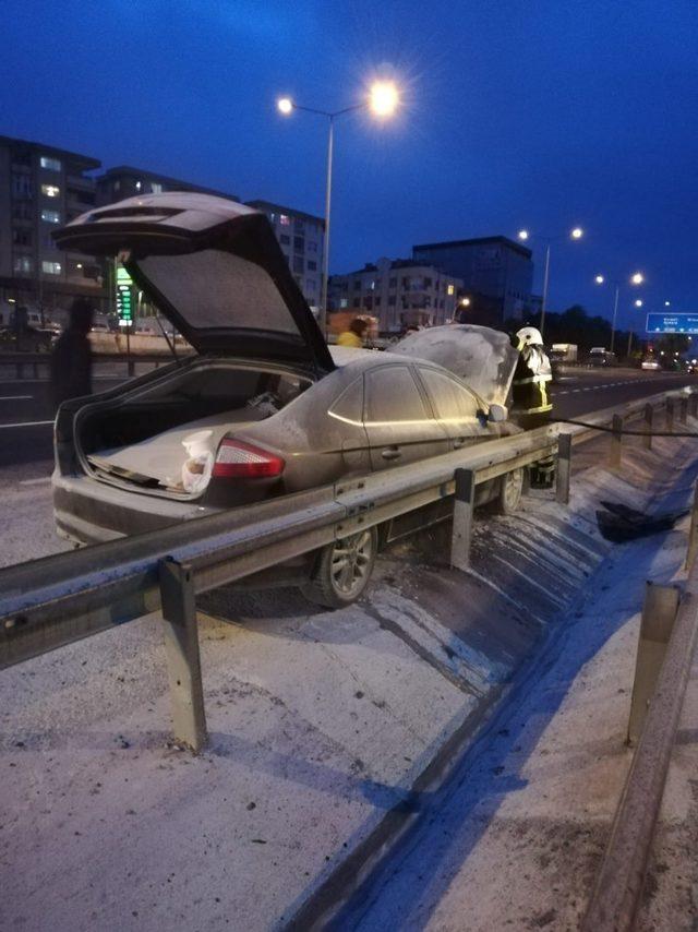 Seyir halindeki otomobilde çıkan yangın paniğe neden oldu