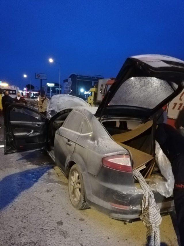 Seyir halindeki otomobilde çıkan yangın paniğe neden oldu