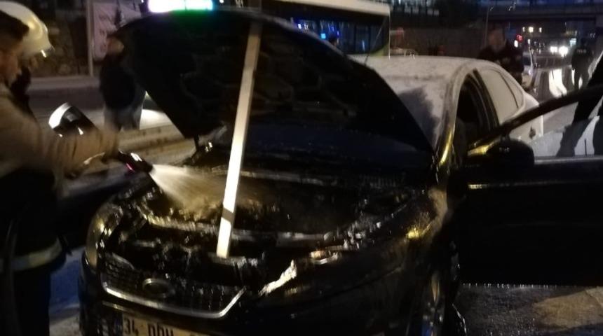 Seyir halindeki otomobilde &ccedil;ıkan yangın paniğe neden oldu