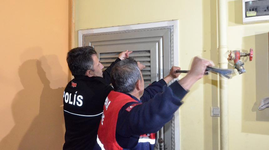 İmam nikahlı eşini &ouml;nce darp etti sonra kapıyı &uuml;st&uuml;ne kilitleyip gitti 