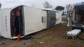 Denizli Acıpayam'da öğrencileri taşıyan otobüs devrildi