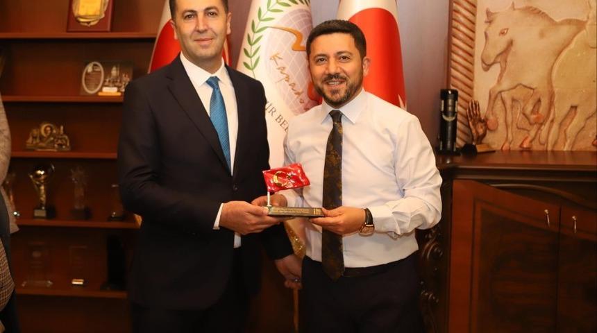 Belediye Başkanı Arı, tebrikleri kabul etmeyi s&uuml;rd&uuml;r&uuml;yor