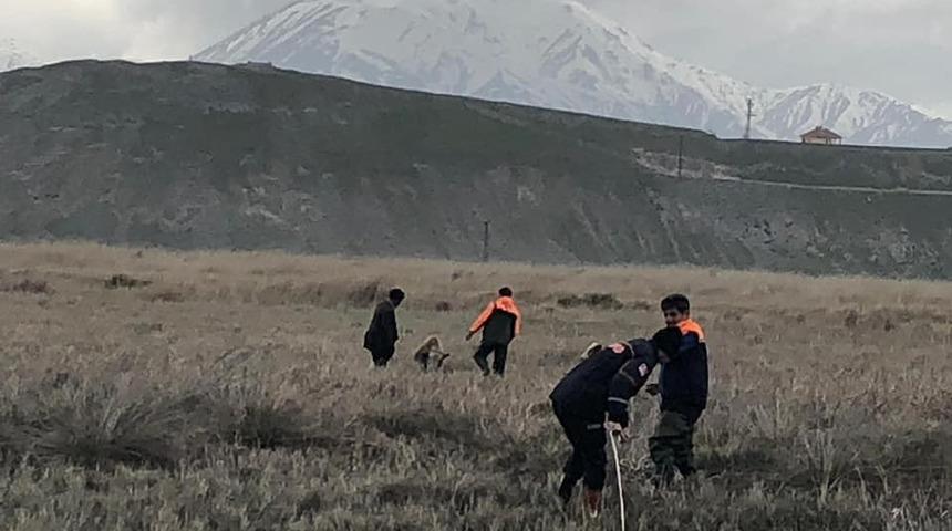 Bataklığa saplanan inekleri AFAD ekibi kurtardı