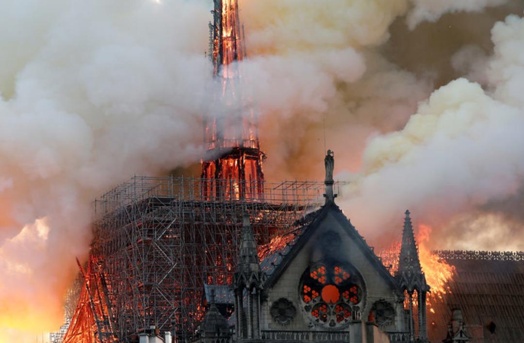 Fransa Paris'deki Notre Dame Katedrali'nde yangın! 