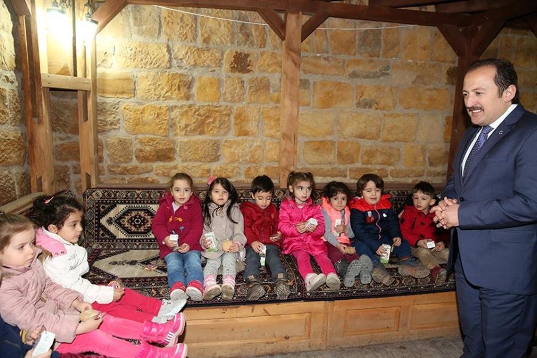 Tarihi Taşhan kapılarını &uuml;&ccedil;&uuml;nc&uuml; kez kitapseverlere a&ccedil;tı