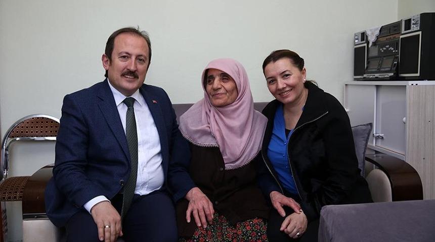 Vali Ali Hamza Pehlivan ve eşi Yıldız Pehlivan, Eryılmaz &ccedil;iftini ziyaret etti