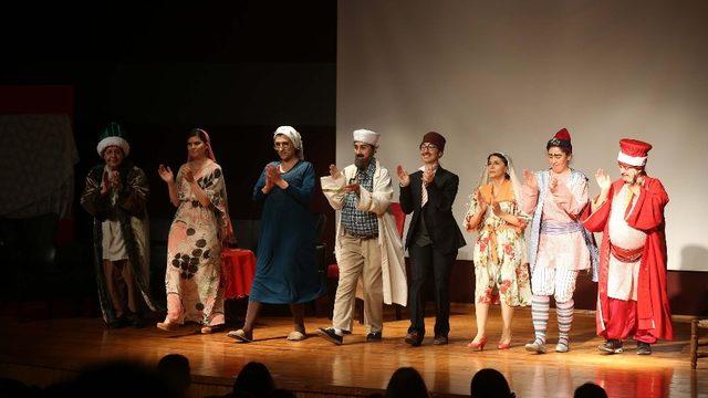 YENİMEK kursiyerlerinin tiyatro oyunu güldürdü