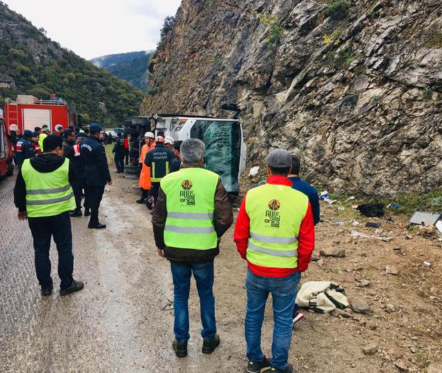 Antalya'da midibüs devrildi: 2 ölü, 15 yaralı