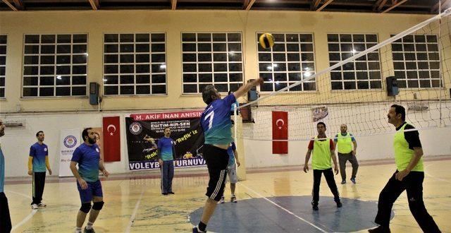Şair Mehmet Akif İnan’ın anısına düzenlenen turnuva sona erdi