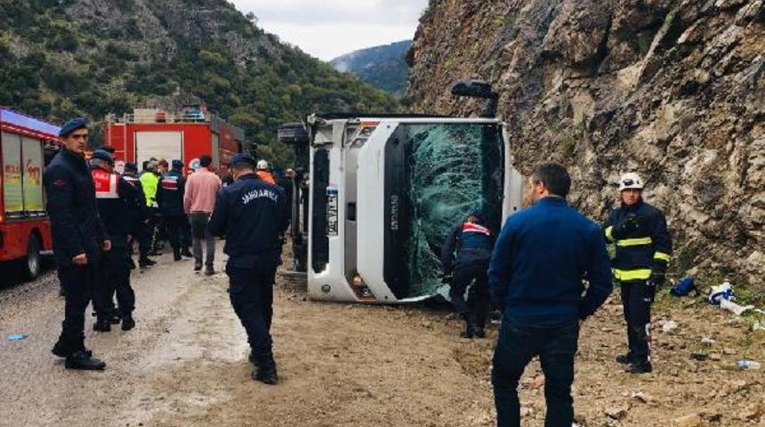 Antalya'da midibüs kaza yaptı: Ölü ve yaralılar var
