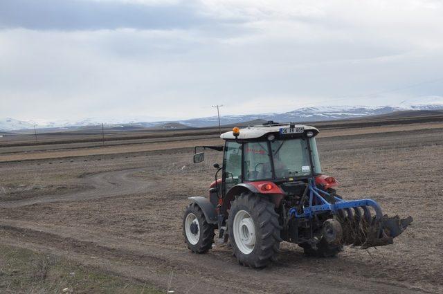 Kars’ta çiftçilerin tarla sürümü başladı