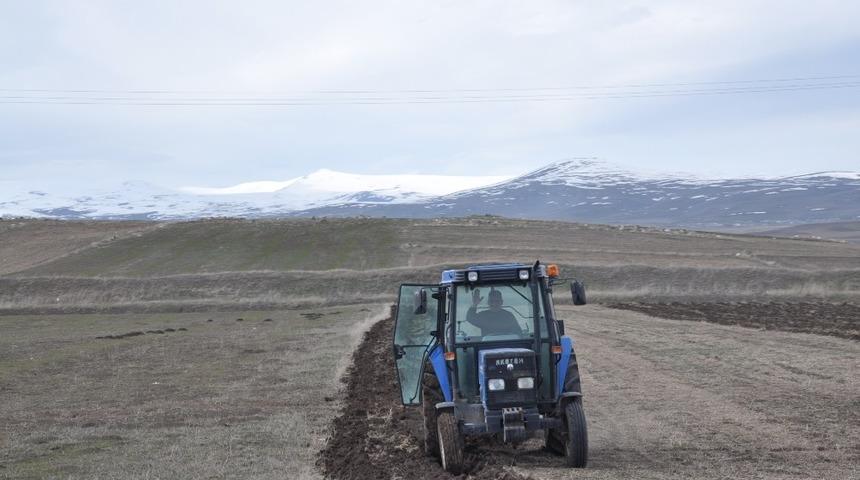 Kars&rsquo;ta &ccedil;ift&ccedil;ilerin tarla s&uuml;r&uuml;m&uuml; başladı