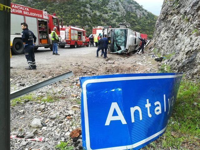 Antalya’da kaza: 3 ölü, 14 yaralı