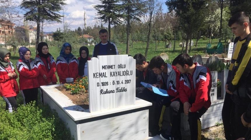 &Ouml;ğrenciler "Hayırsever Dede"yi unutmadı