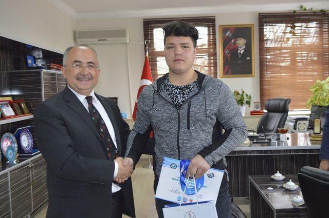 Tavşanlılı genç, Kick Boks Uluslararası Turnuva’dan madalya ile döndü