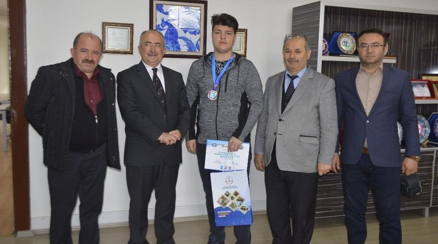 Tavşanlılı gen&ccedil;, Kick Boks Uluslararası Turnuva&rsquo;dan madalya ile d&ouml;nd&uuml;