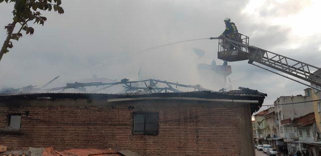 Yangında binanın ikinci katı ve çatısı yandı