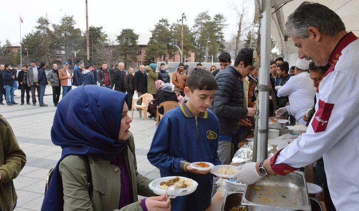 Yemek için dakikalarca kuyruk beklediler! G3