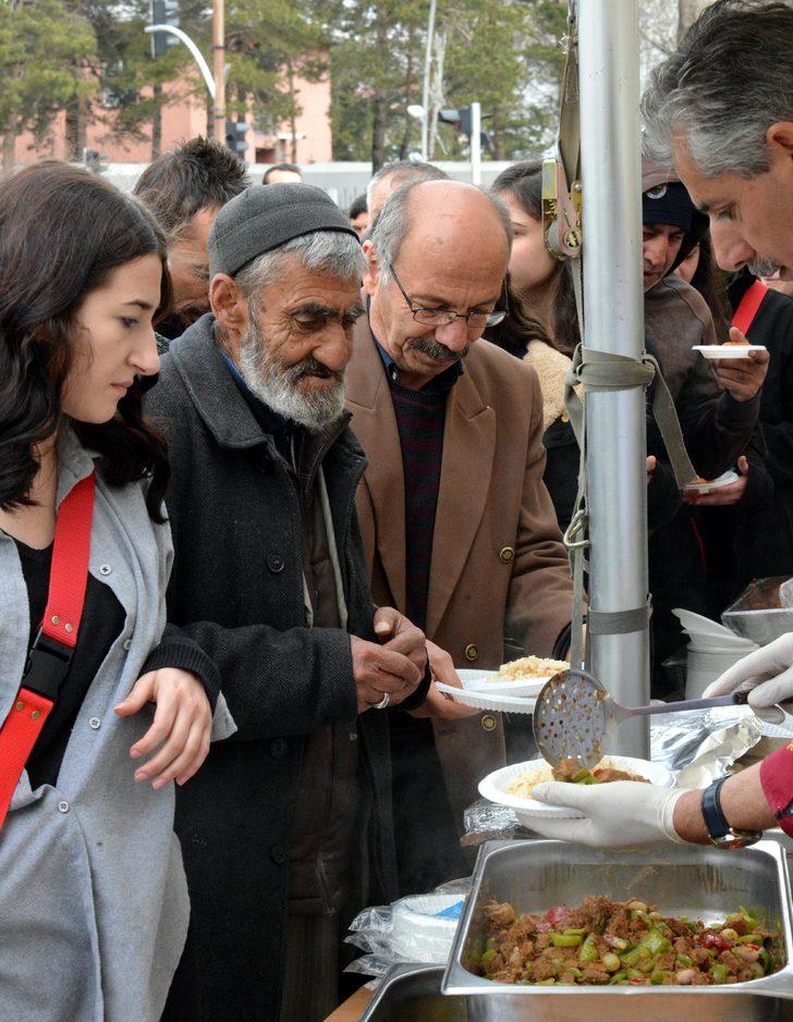 Yemek için dakikalarca kuyruk beklediler! G2