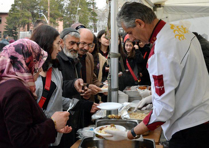 Yemek için dakikalarca kuyruk beklediler! G1