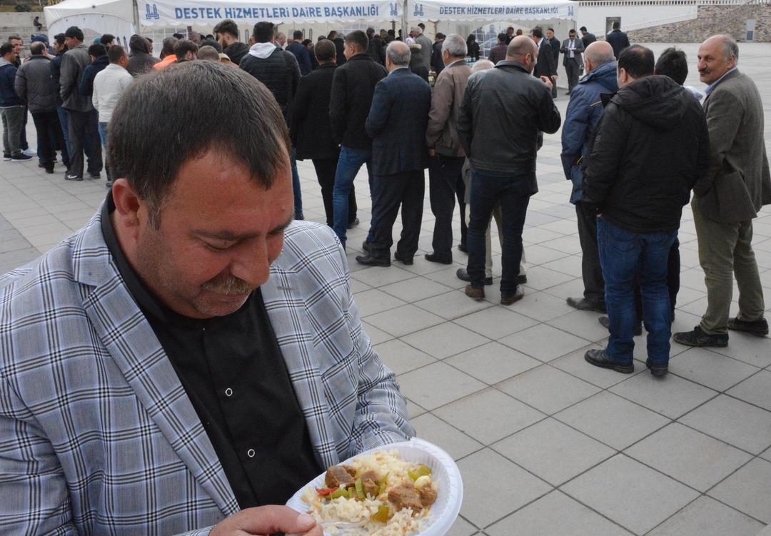 Yemek i&ccedil;in dakikalarca kuyruk beklediler!