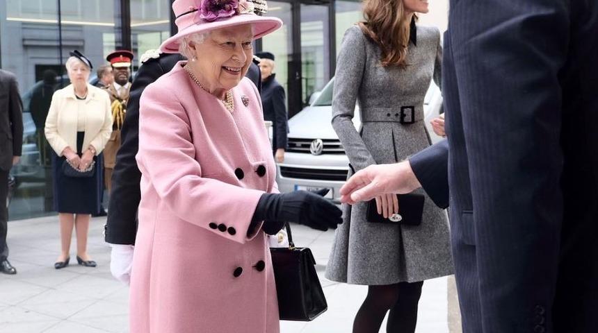 Kraliçeyle tanışacak olsanız neler yapmanız gerekir?